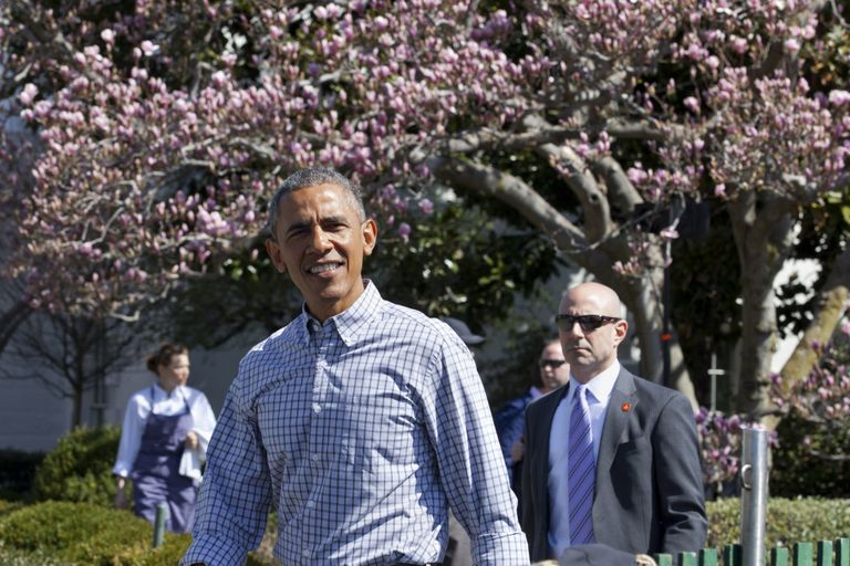 USA 44. president Barack Obama Valge Maja aias õitsva magnooliapuu juures