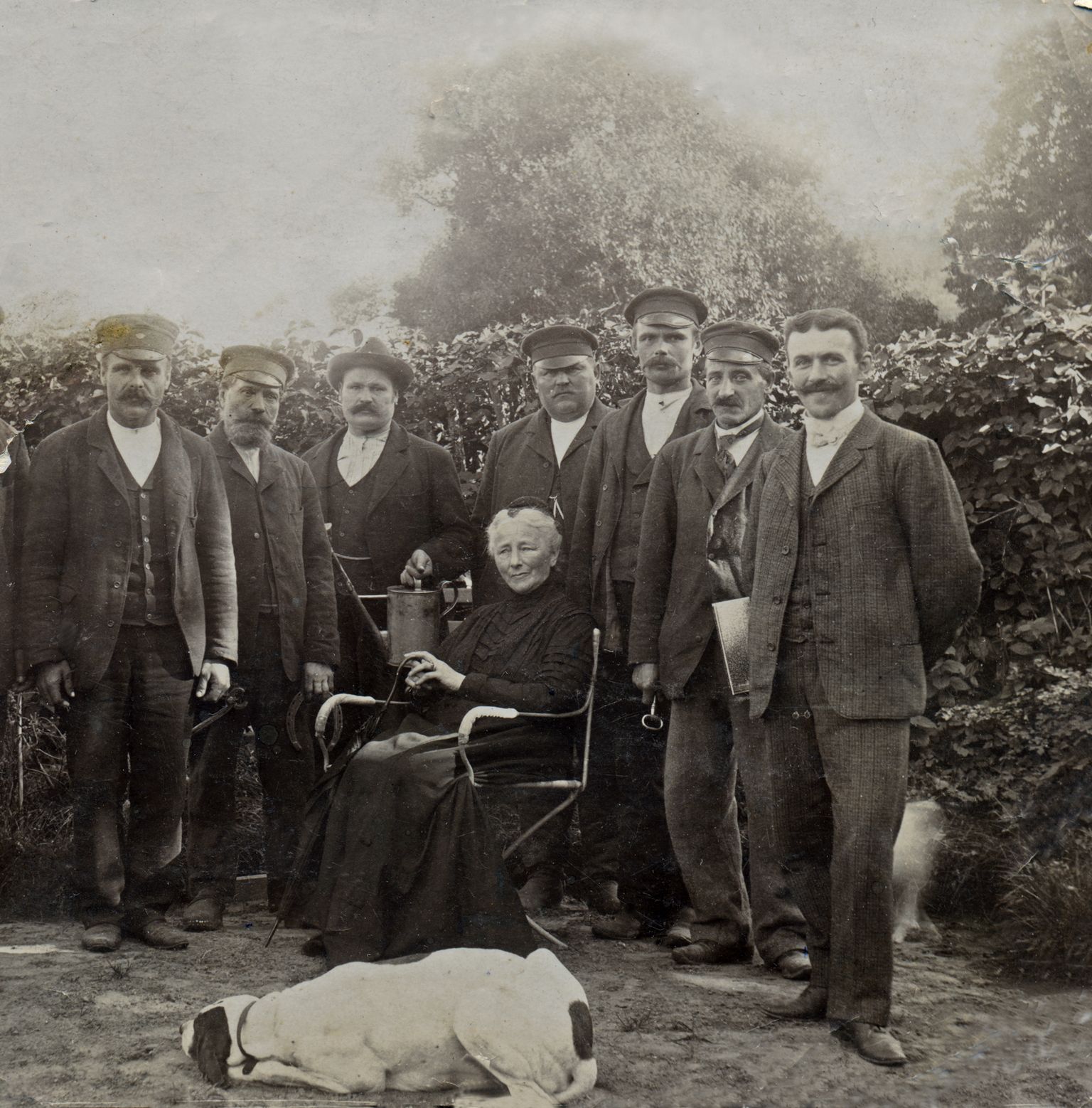 Grāfiene Šuvalova ar dienestniekiem Rundāles pils parkā. Ar lejkannu – pēdējais Rundāles pils dārznieks pirms agrārās reformas Augusts Bērziņš. 20. gadsimta sākuma foto.