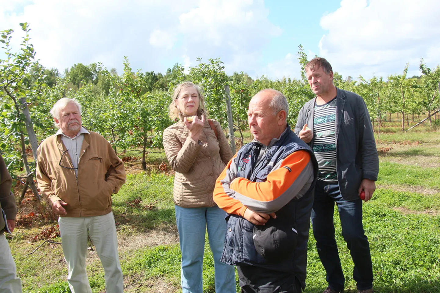 SALMEL: Õunaaia omaniku Riho Kadastiku (esiplaanil) juttu kuulavad (vasakult) Pöide vallavanem Andres Hanso, SA ÜKS tegevjuht Maie Meius ja Hiiu maavanem Riho Rahuoja. Foto: Irina Mägi