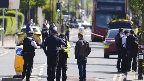 Londoni tänaval mõõgaga vehkinud mees tappis 13-aastase lapse