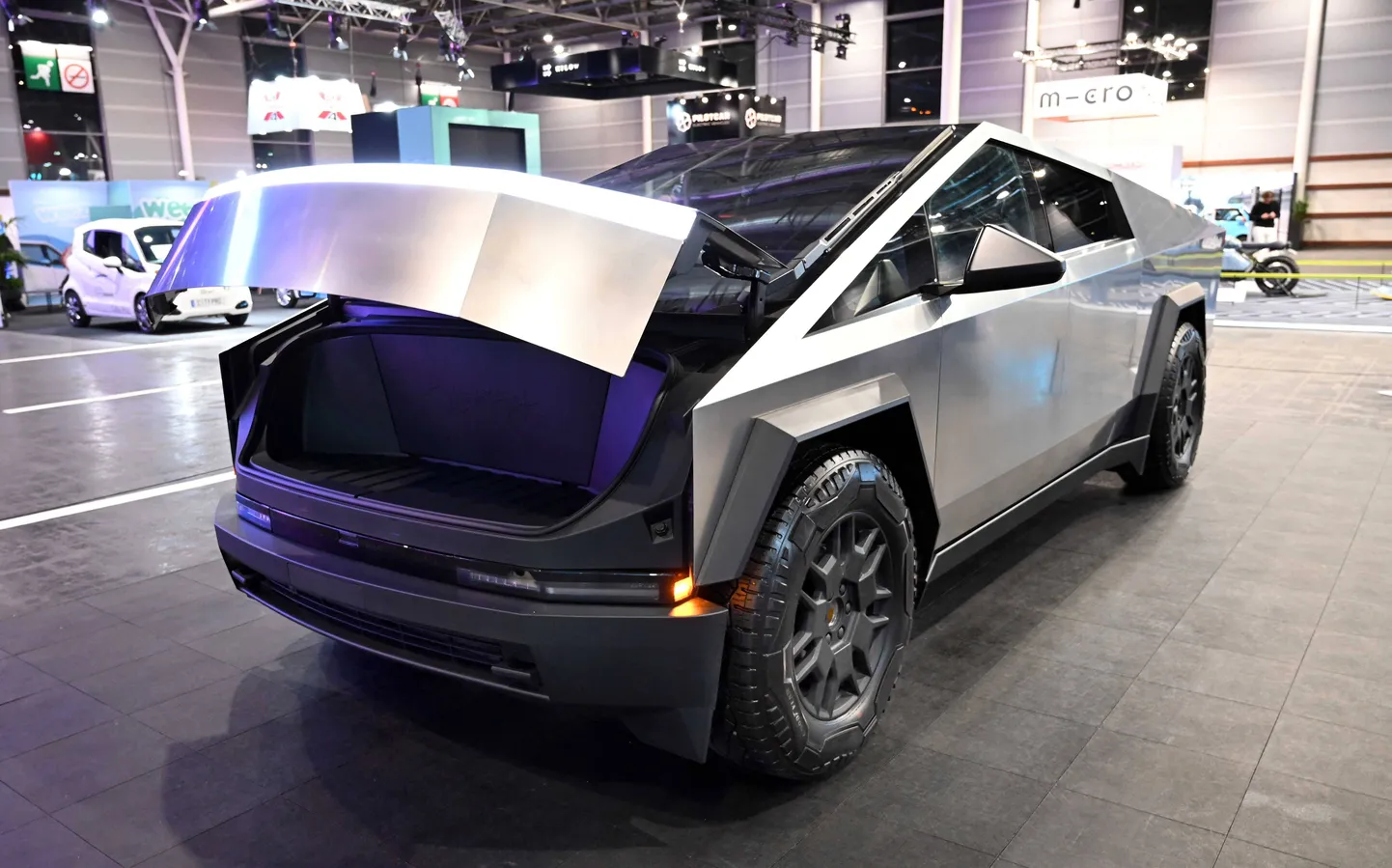 Elon Musk on öelnud, et Cybertrucki futuristlik välimus on inspireeritud 1970. aastate ulmefilmidest, eriti filmist «Blade Runner».