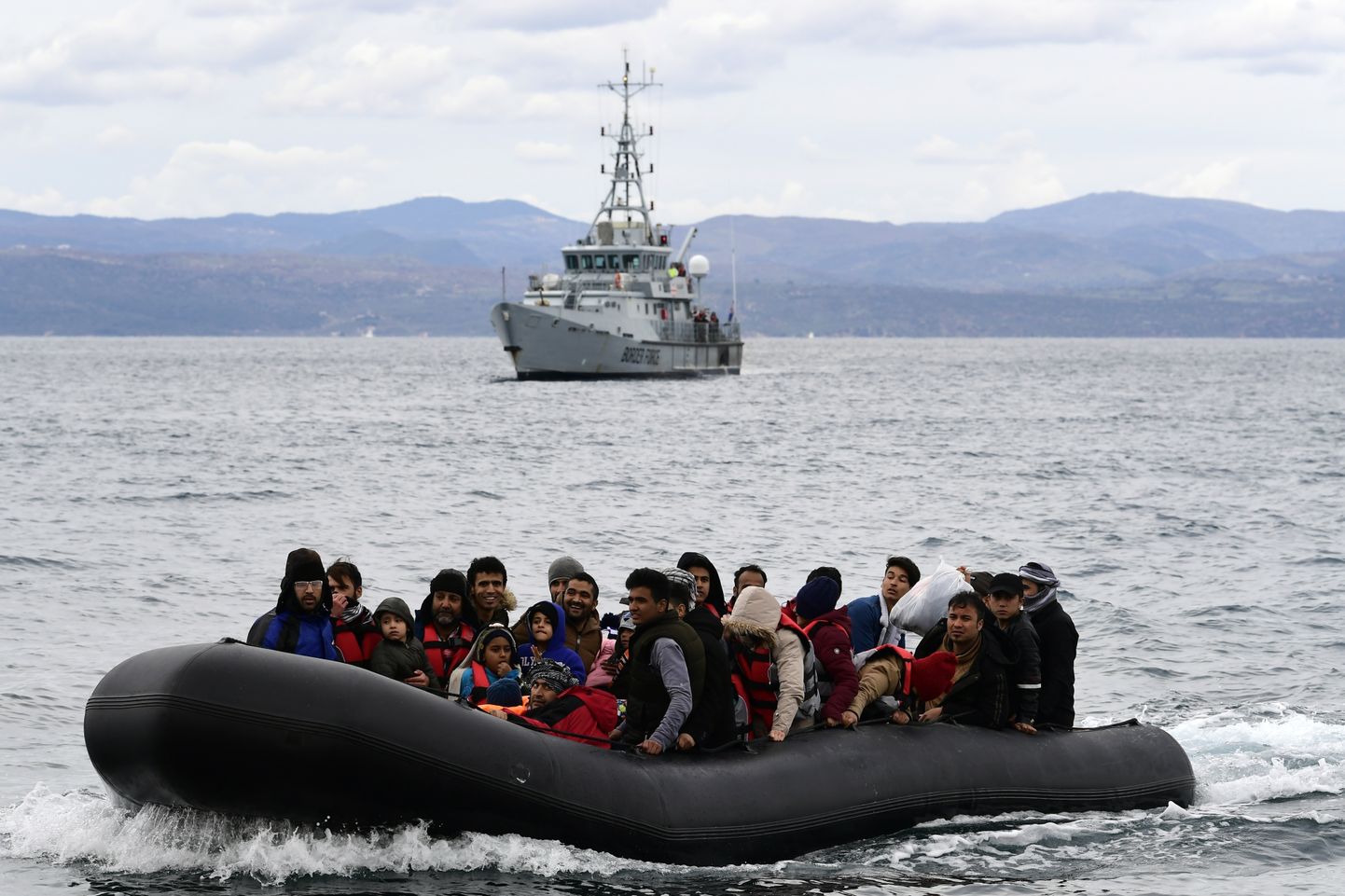 Kummipaadis migrante saadab eelmisel aastal Kreeka Lesbose saare lähistel Frontexi laev.