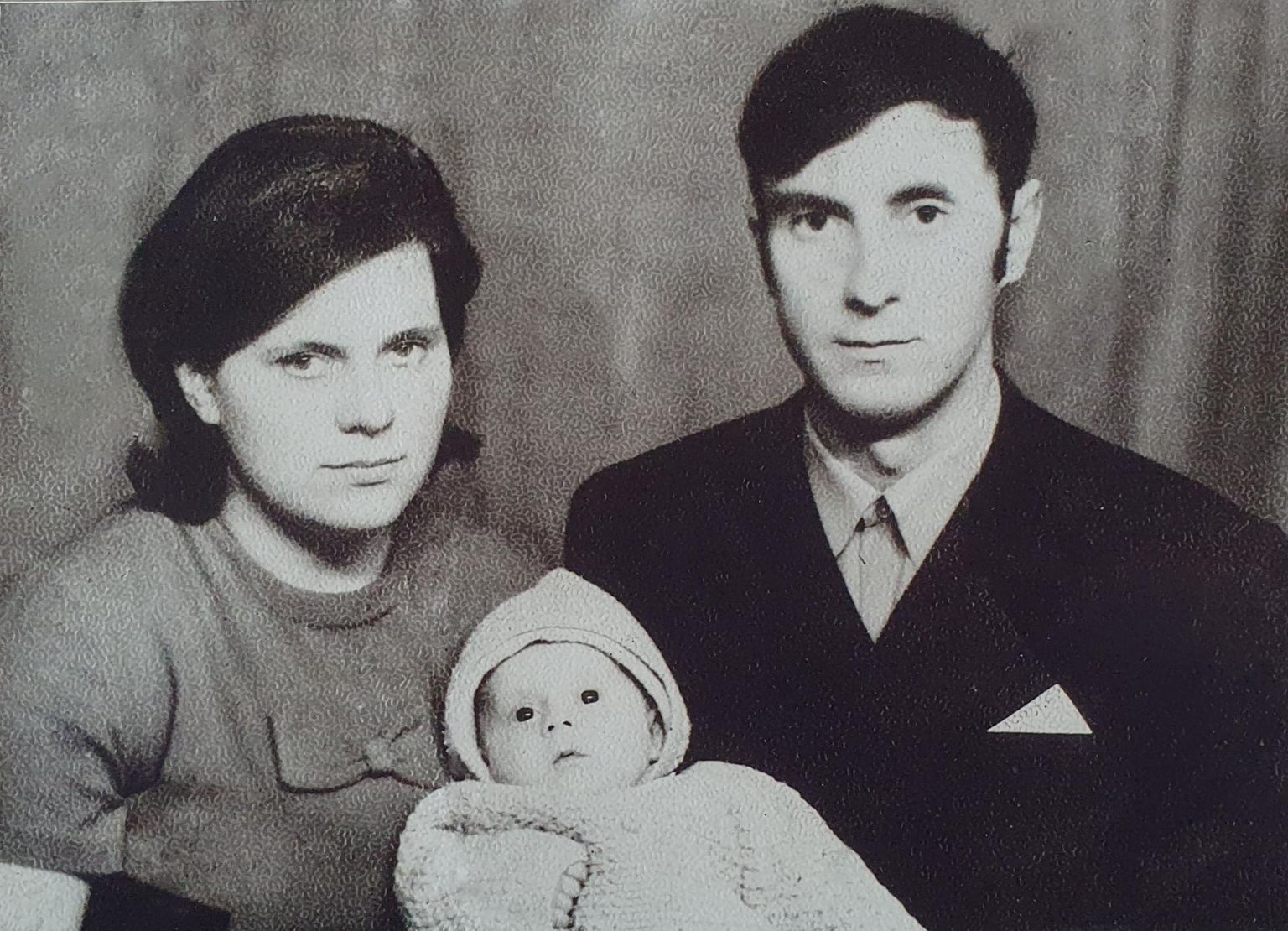Kuuvanune Ülle Lichtfeldt koos ema Lembi ja isa Einariga.