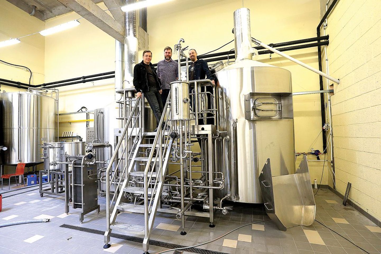 Uue tehase omanikud Üllar Kaljurand (vasakult), Lauri Eidermann ja Eero Mander ütlevad, et tehas suudab esialgu valmistada 10 000 liitrit õlut kuus. Tulevikus saab tootmist kasvatada poole võrra.