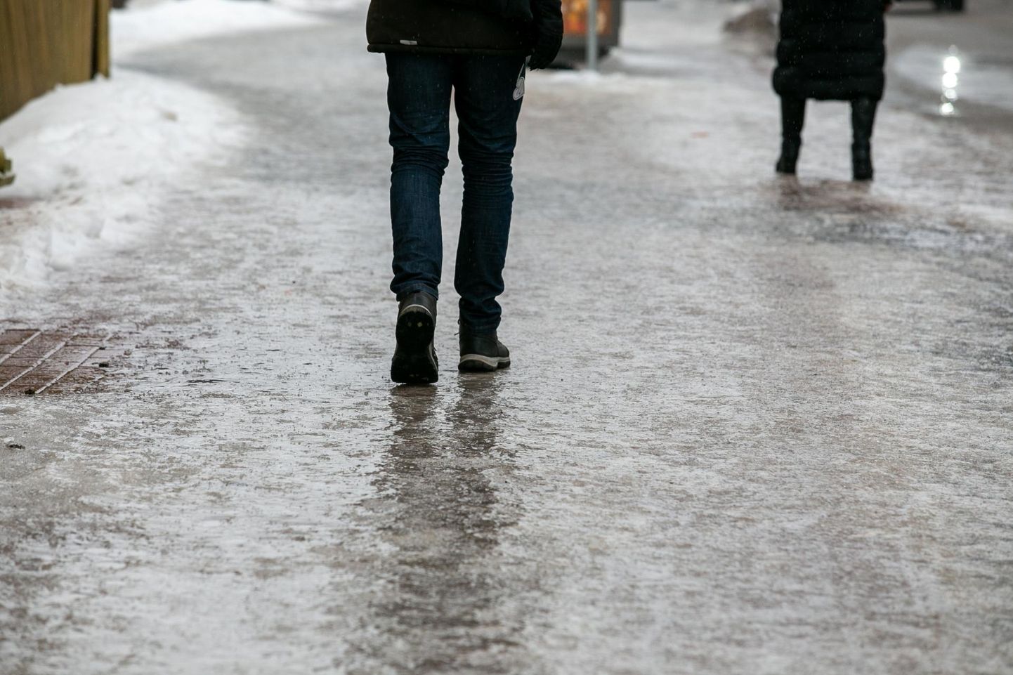 Vihma tõttu kattusid Viljandimaa teed ja tänavad jääga.