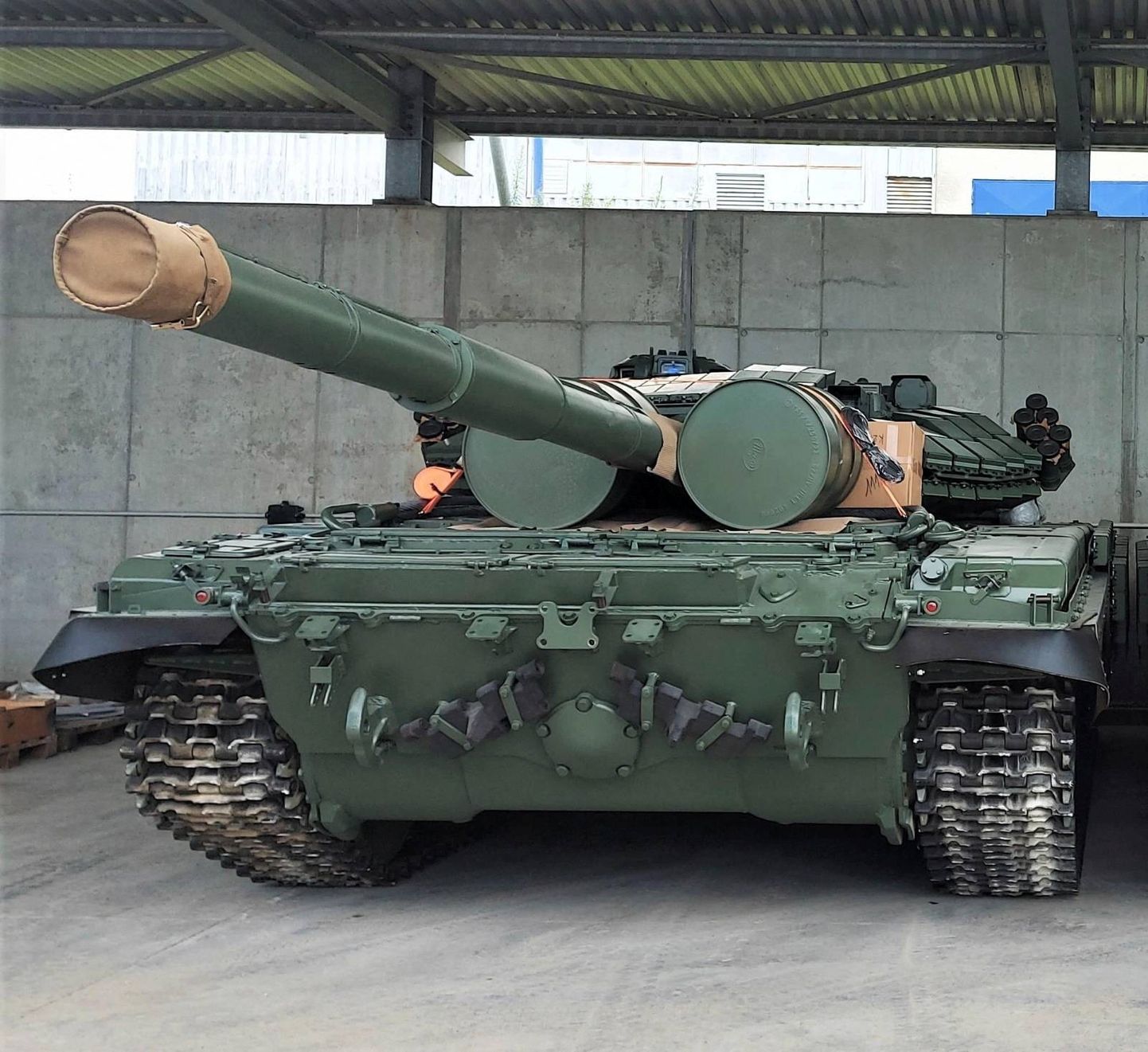 Tšehhide kogutud raha eest Ukraina jaoks ostetud tank T-72. Foto on illustratiivne.