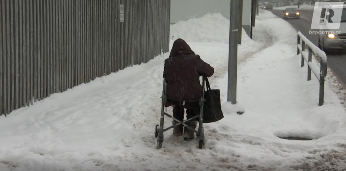 Liikuiskäruga lumme kinni jäänud vanem naine, kellel Kalle Klandorf soovitas taksoga sõita.