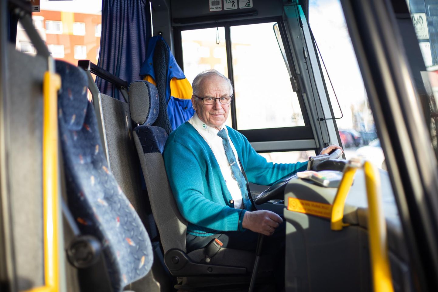 Lääne-Virumaa aasta bussijuht Mart-Lembit Karu tähistas viiekümnendat tööaastat, kõik tema poolesaja aasta sõidud on märkmikes korralikult kirjas.