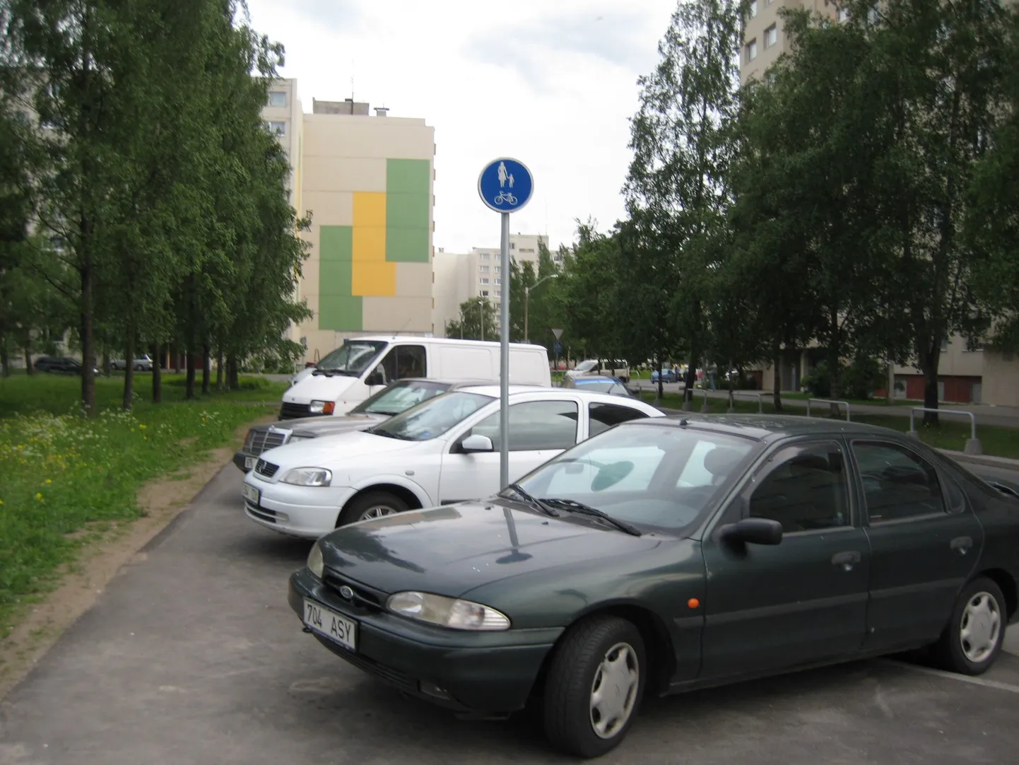 Kõnniteel parkivad autod Mahtra tänaval.