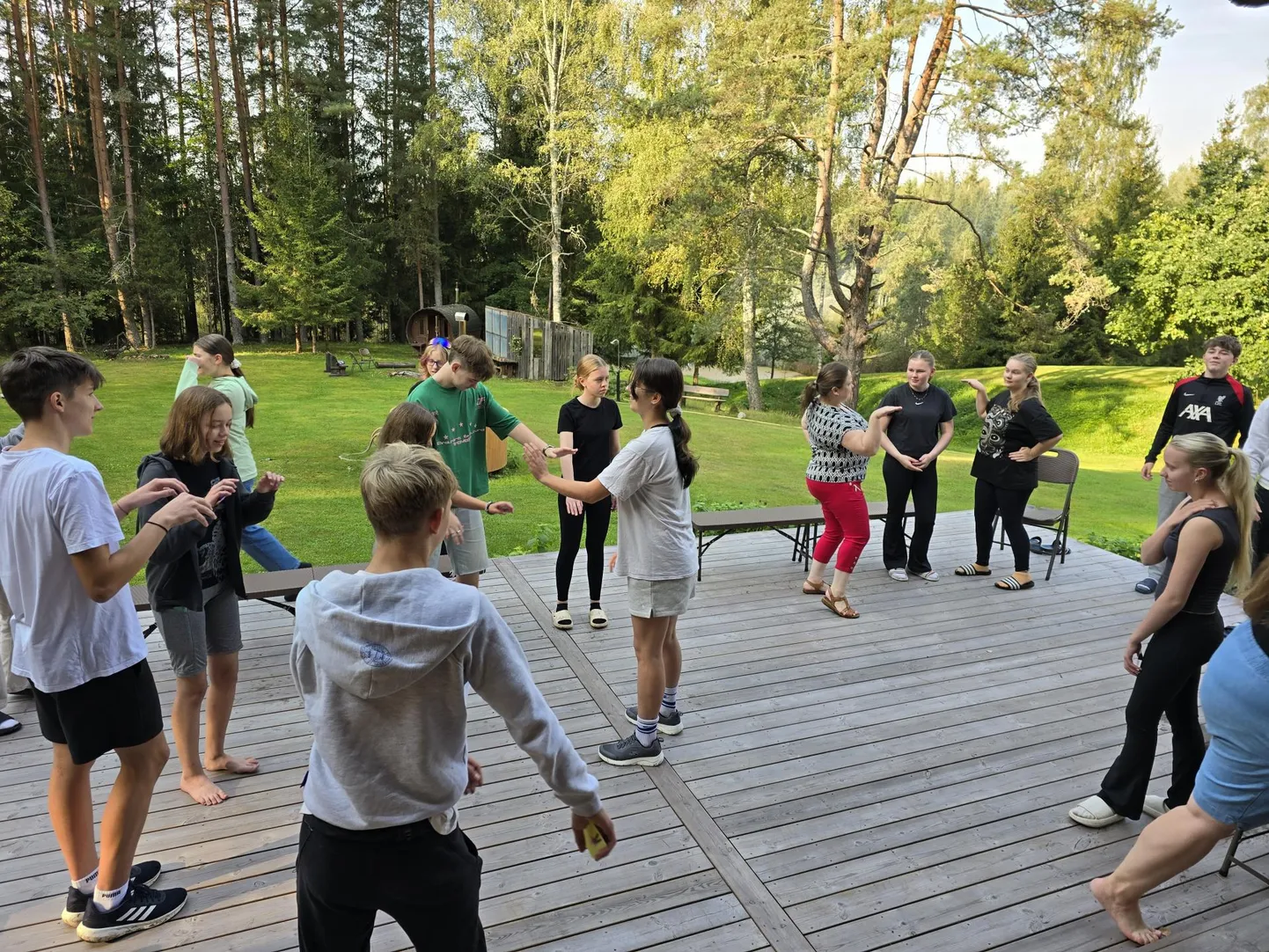 Võrumaa noored ja islandlased harjutasid kohtumisel ka meeskonnatööd.