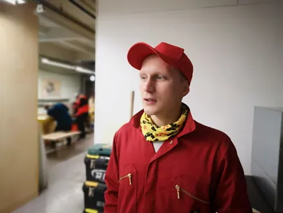 MakerLab Pärnu ühistöökoja eestvedaja ja tööõpetuse õpetaja Americo Kaevand juhendas Aloha Veespordikooli noori tööriistade kasutamisel