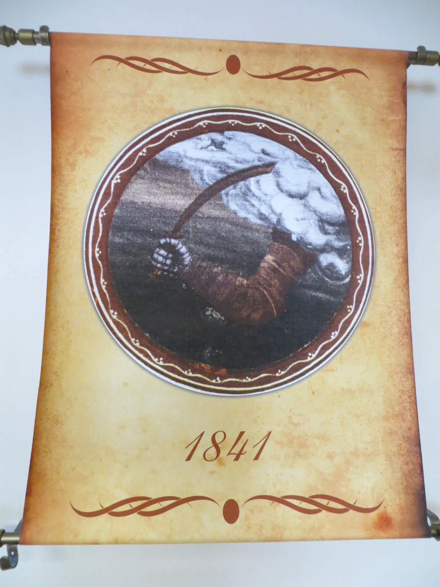 Valga linna algupärasest vapist on leitav ainult kirjeldus. 1788. aasta 4. oktoobri ukaasiga kinnitatud vapil on sama kujutis, lisatud oli valge pilv paremas servas.