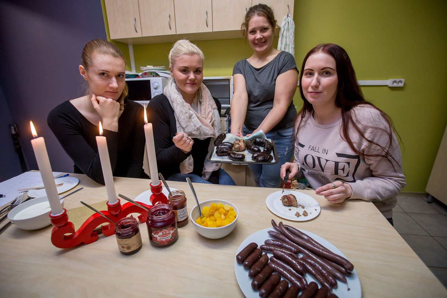 Ühikaköögis valminud verivorstidele andsid oma hinnangu (vasakult istuvad) Tallinna ülikooli tudengineiud Eliis, Anett ja Liis.