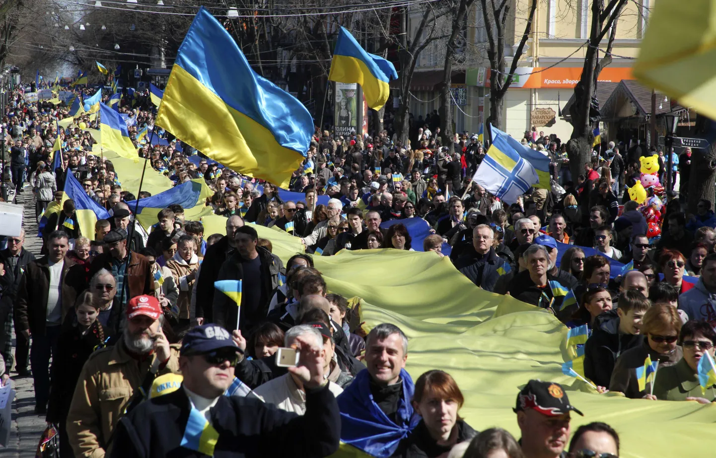 Eeskujulik näide rahumeelsest meeleavaldusest: Odessa linna elanikud tõid pühapäeval välja hiigelpika Ukraina lipu.