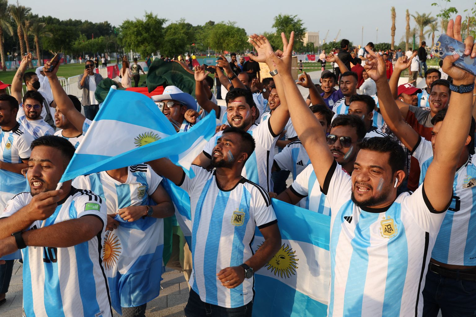 Argentina jalgpallifännid Kataris jalgpalli maailmameistrivõistlustel. Foto on tehtud 18. novembril 2022 Dohas