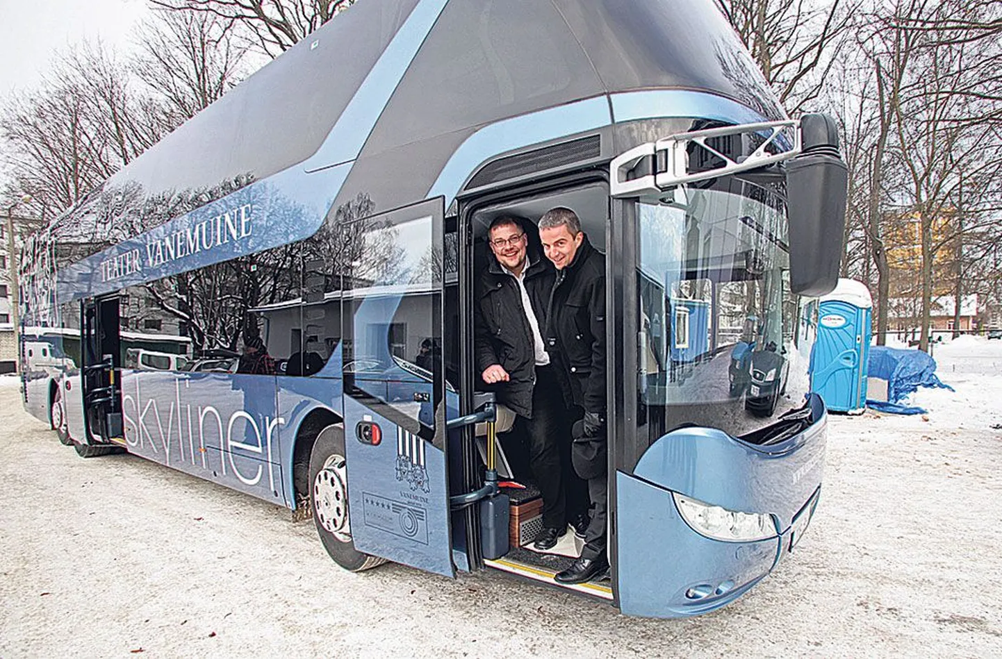 Varem tegi teatrirahvas väljasõite punase bussiga, eilsest on nende käsutuses hallikassinine Skyliner.