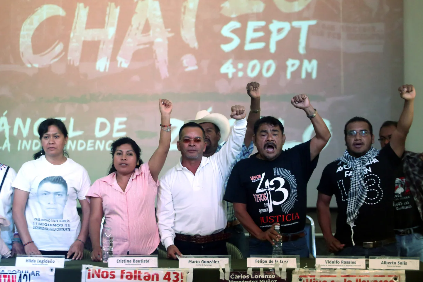 Ayotzinapa kolledži kadunuks jäänud 43 tudengi sugulased, kes nõuavad tänini võimudelt vastuseid. Foto on tehtud 2016. aasta septembris.