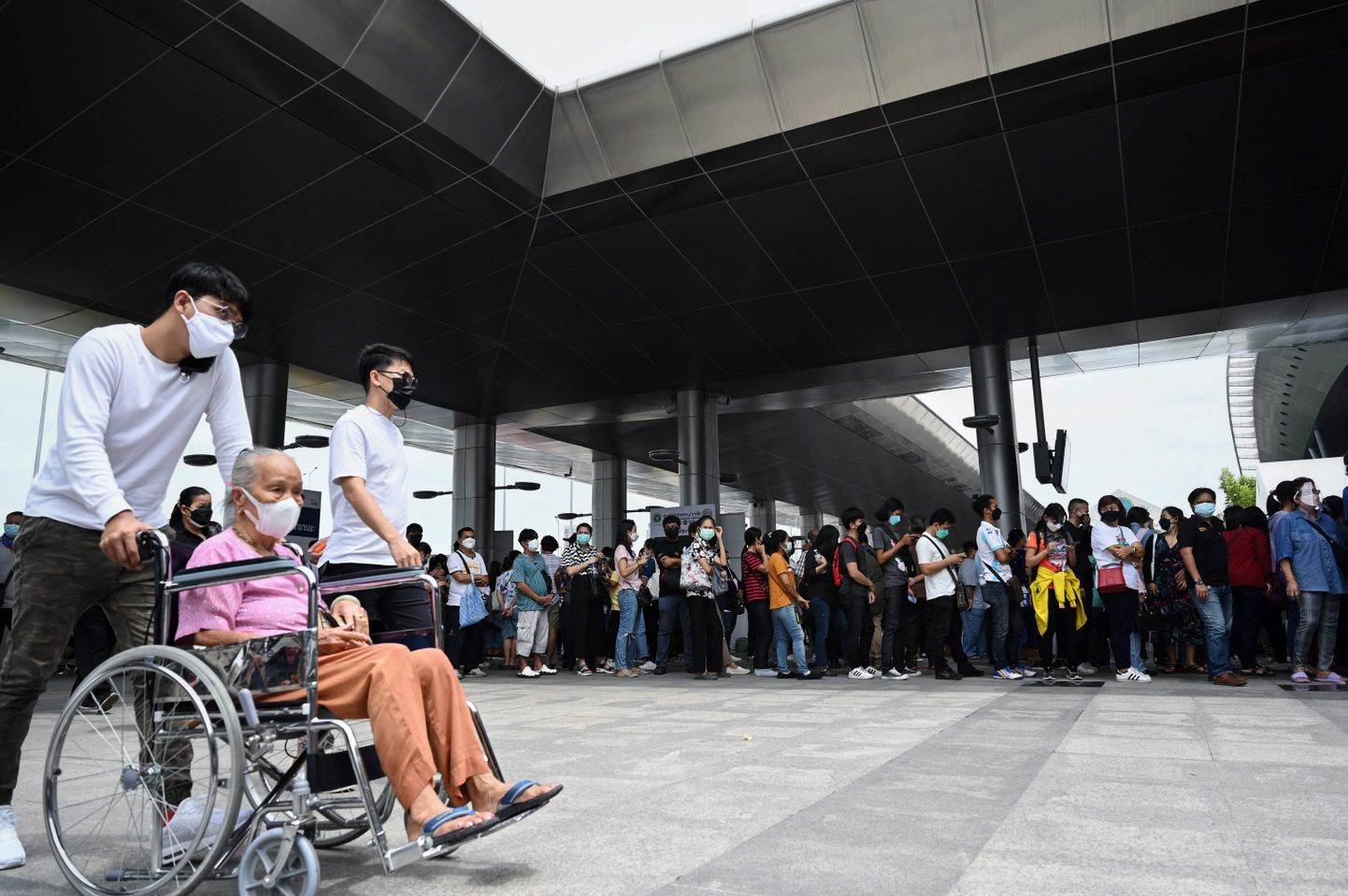 Järjekord Bang Sue Keskuse rongijaamas Bangkokis, kus inimesed ootavad koroonavaktsiini.