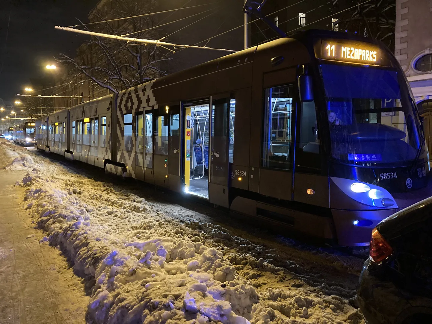 11. maršruta tramvaju sastrēgums Miera ielā trešdienas vakarā