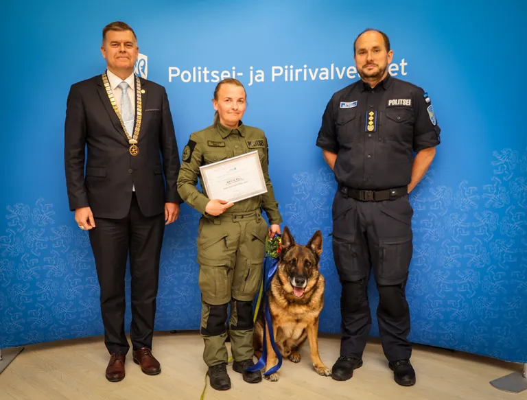 Tallinna Rotary klubi tunnustas Kärdla politseijaoskonna koerajuht Ketlyn Pälli ja tema 9-aastast teenistuskoera Isakut suurepärase töö eest.