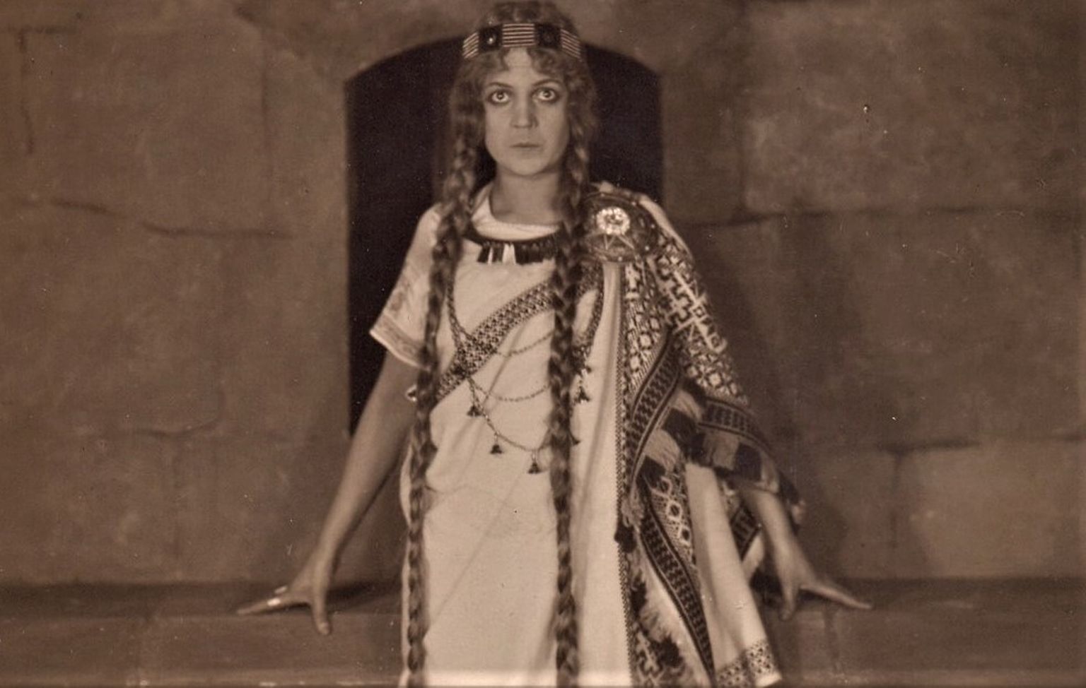 Lilita Bērziņa - Laimdota Aleksandra Rusteiķa filmā "Lāčplēsis" (1930)