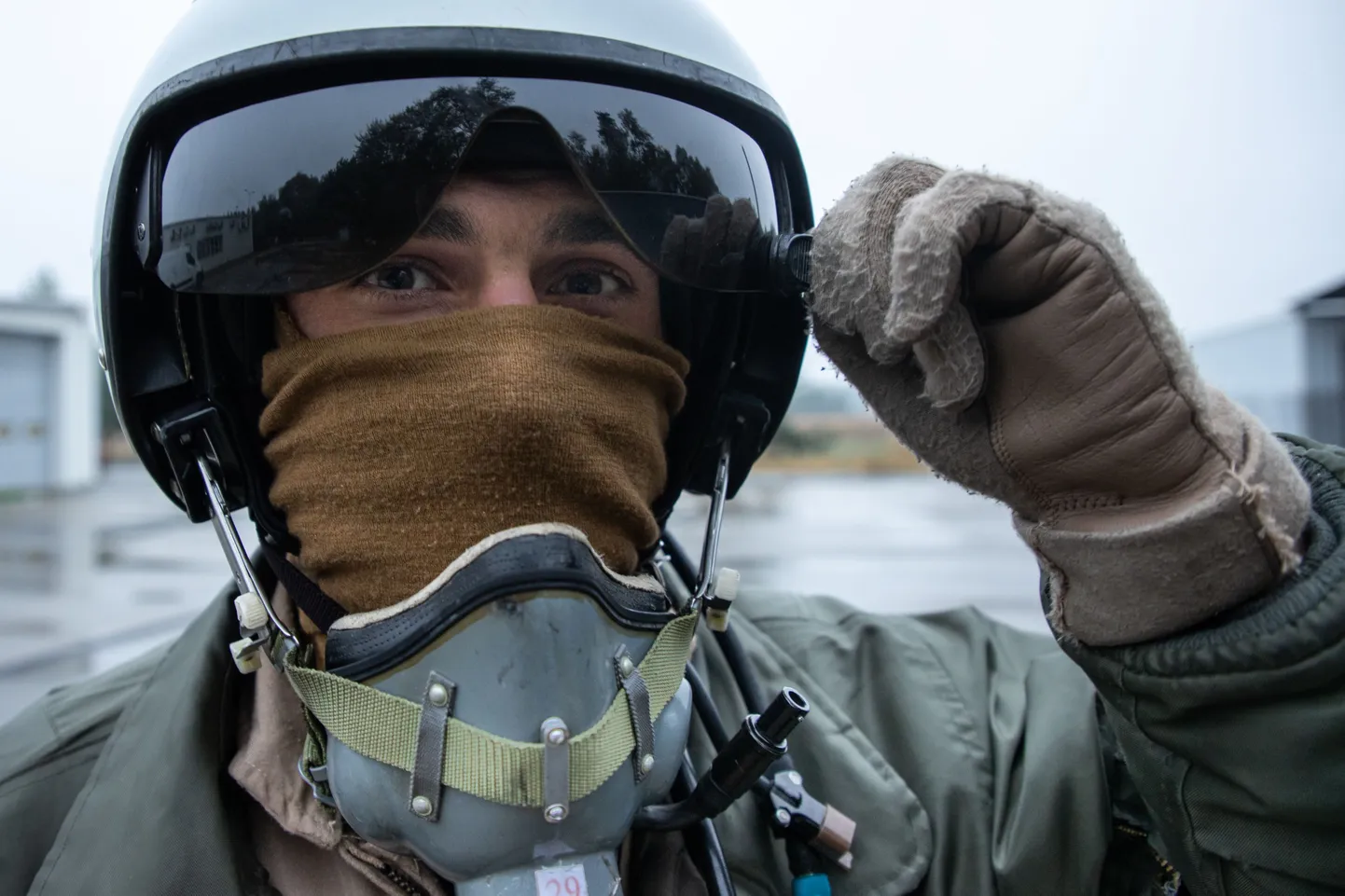 Пилот 40-й воздушной бригады Украины с позывным Оскар сейчас летает на советском истребителе МиГ-29. Он, конечно, мечтает пересесть на американский F-16, но считает, что шведский истребитель Gripen был бы еще более подходящим вариантом для условий в Украине.