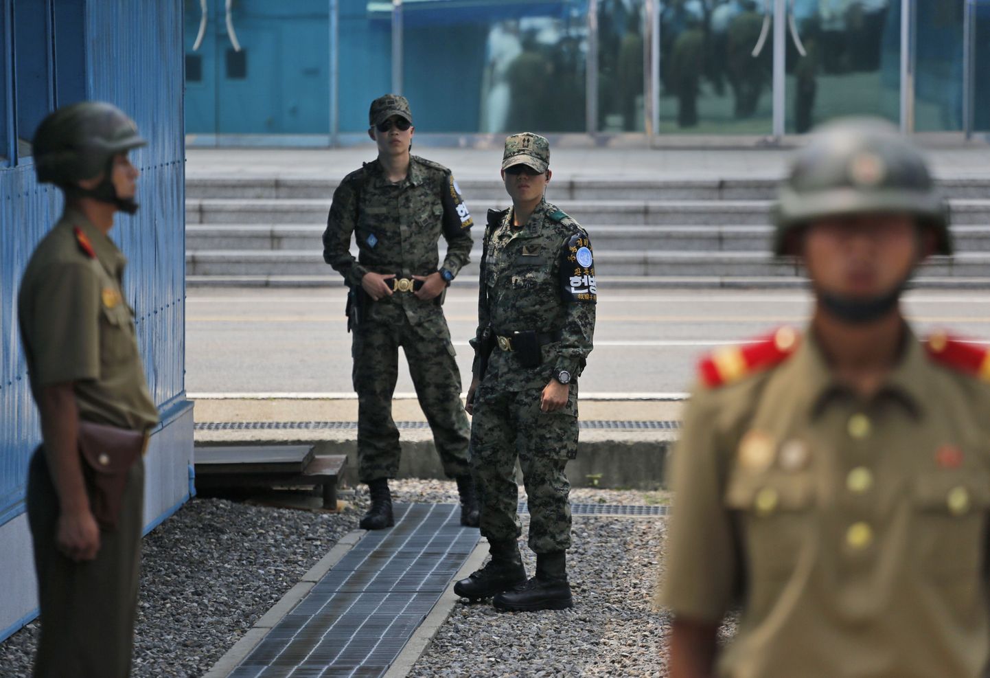 Lõuna-Korea sõdurid inspekteerimas oma vahti pidavaid Põhja-Korea kolleege kaht riiki lahutavas demilitariseeritud tsoonis.
