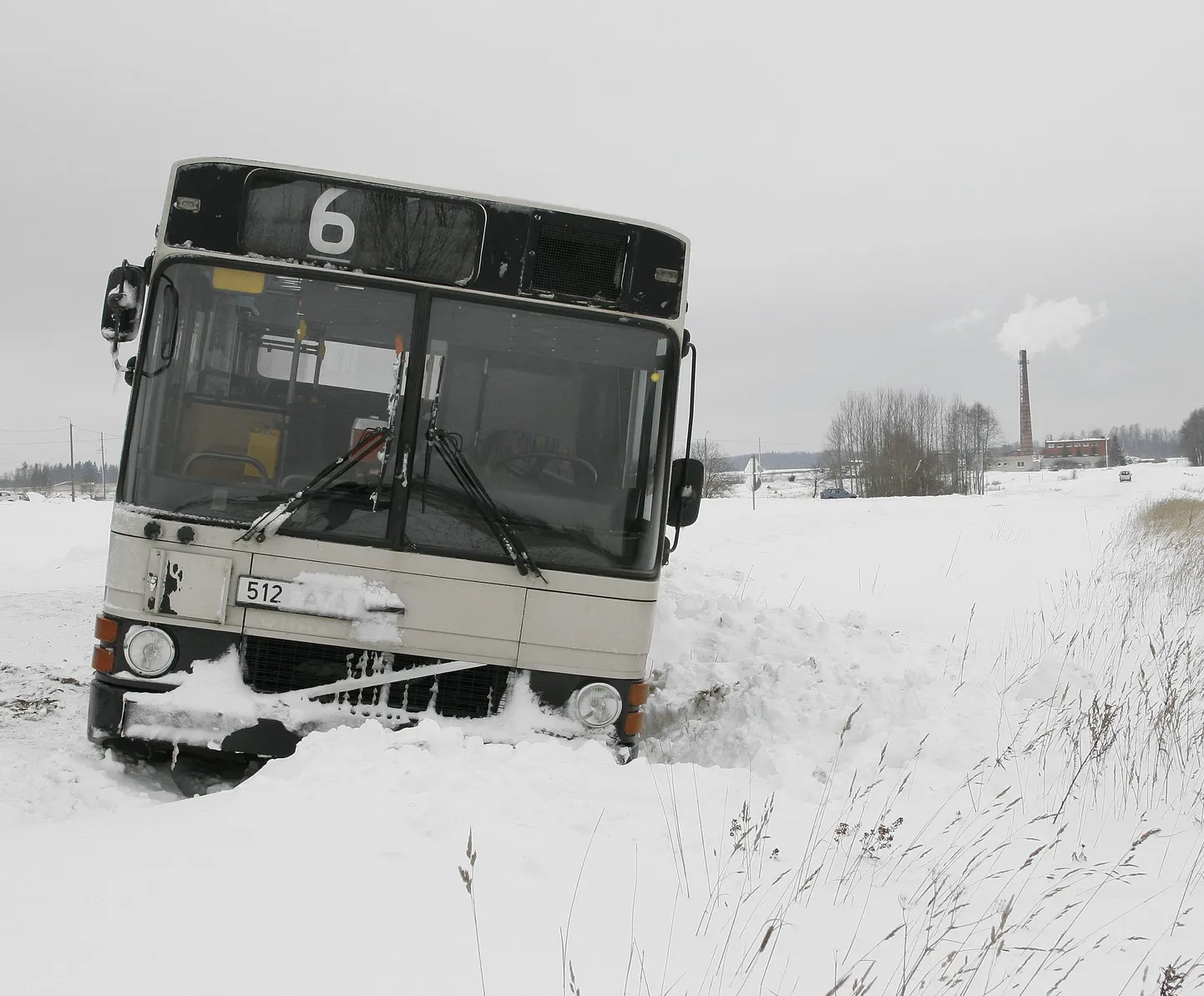 Kraavi sõitnud liinibuss.