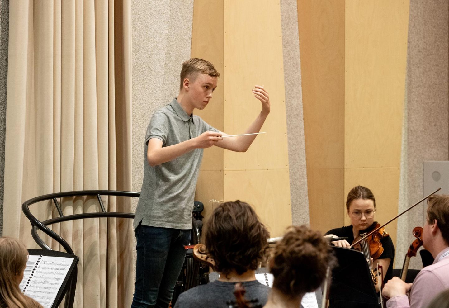 Kasper Joel Nõgene dirigeerib Järvide ja Leonid Grini valvsa pilgu all.