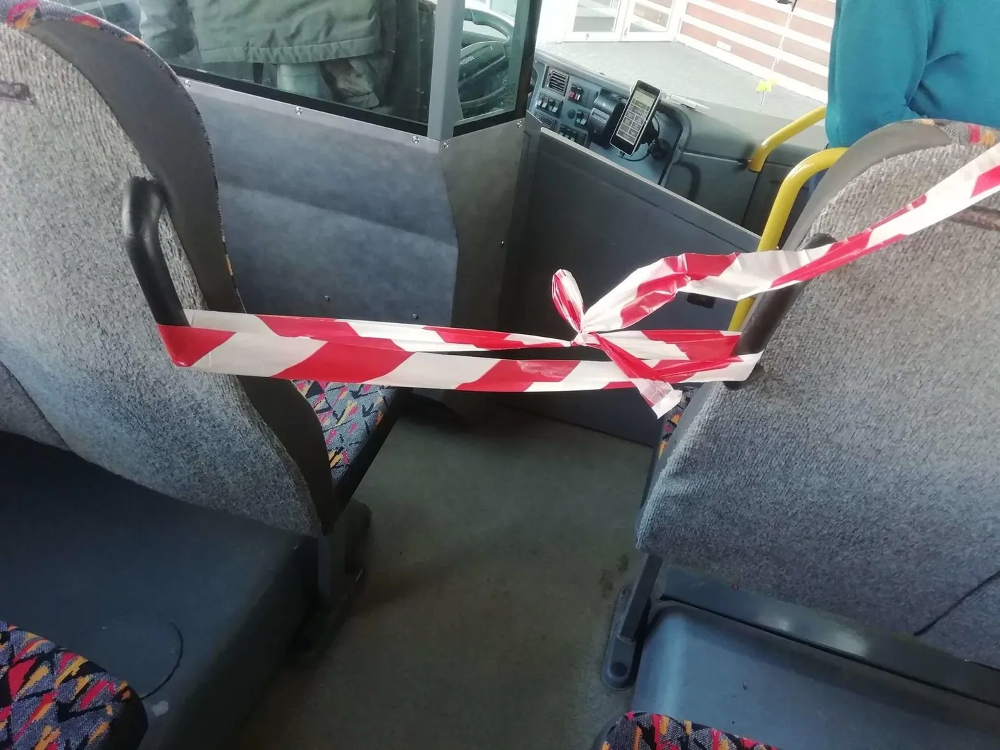 Maakonnaliinibussidesse ei saa esiuksest siseneda, juhid on reisijatest eraldatud.
