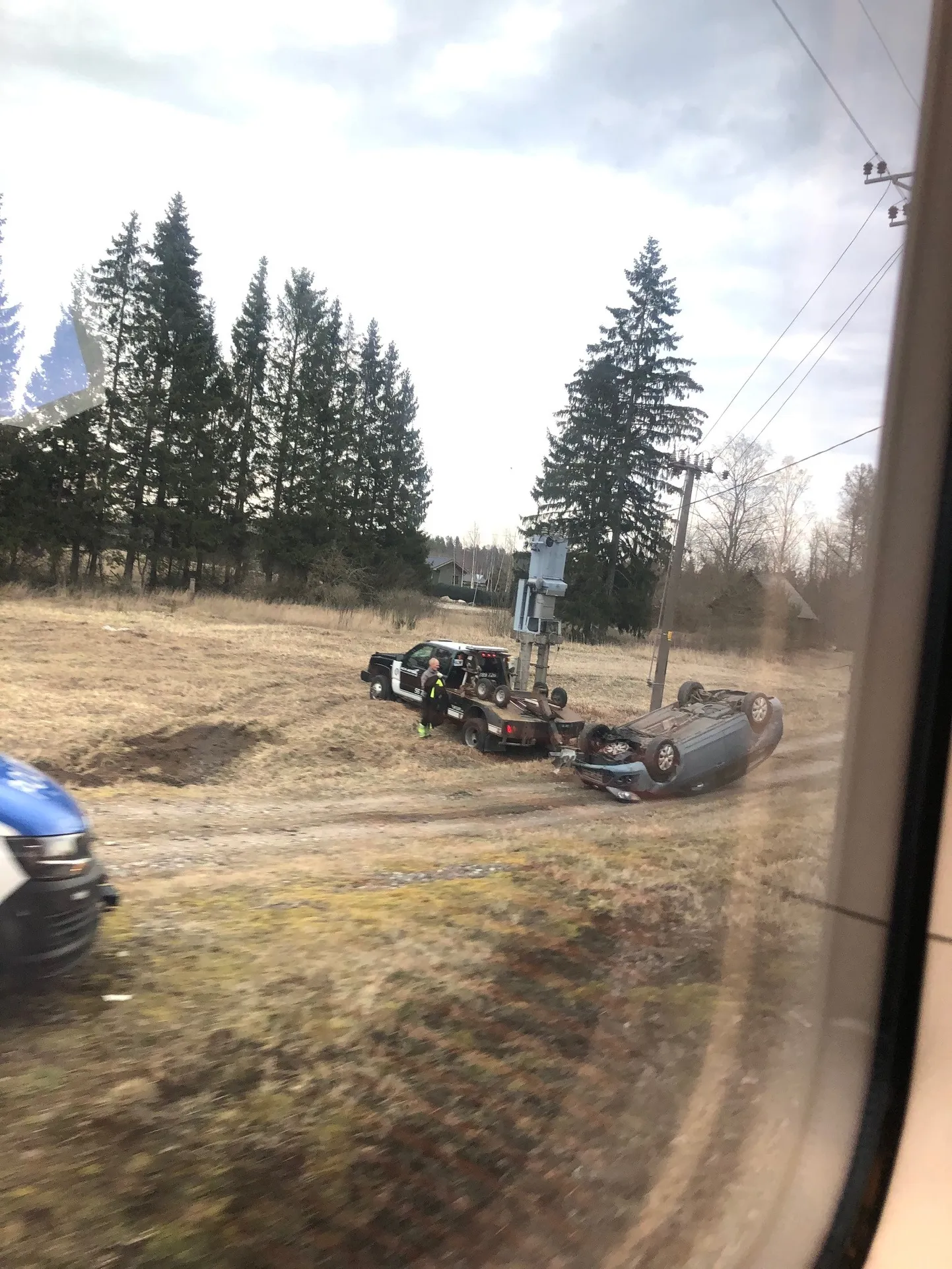 Kummuli paiskunud auto Kulli raudteeülesõidu juures.