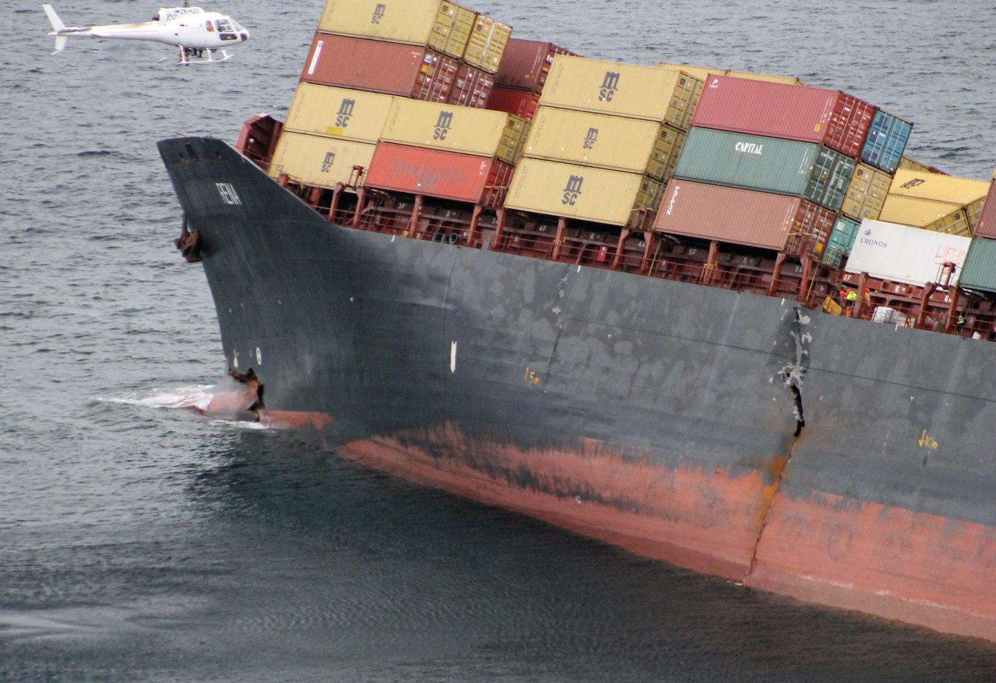 Karile sõitnud konteinerlaev MV Rena, mida läbib silmnähtav pragu.