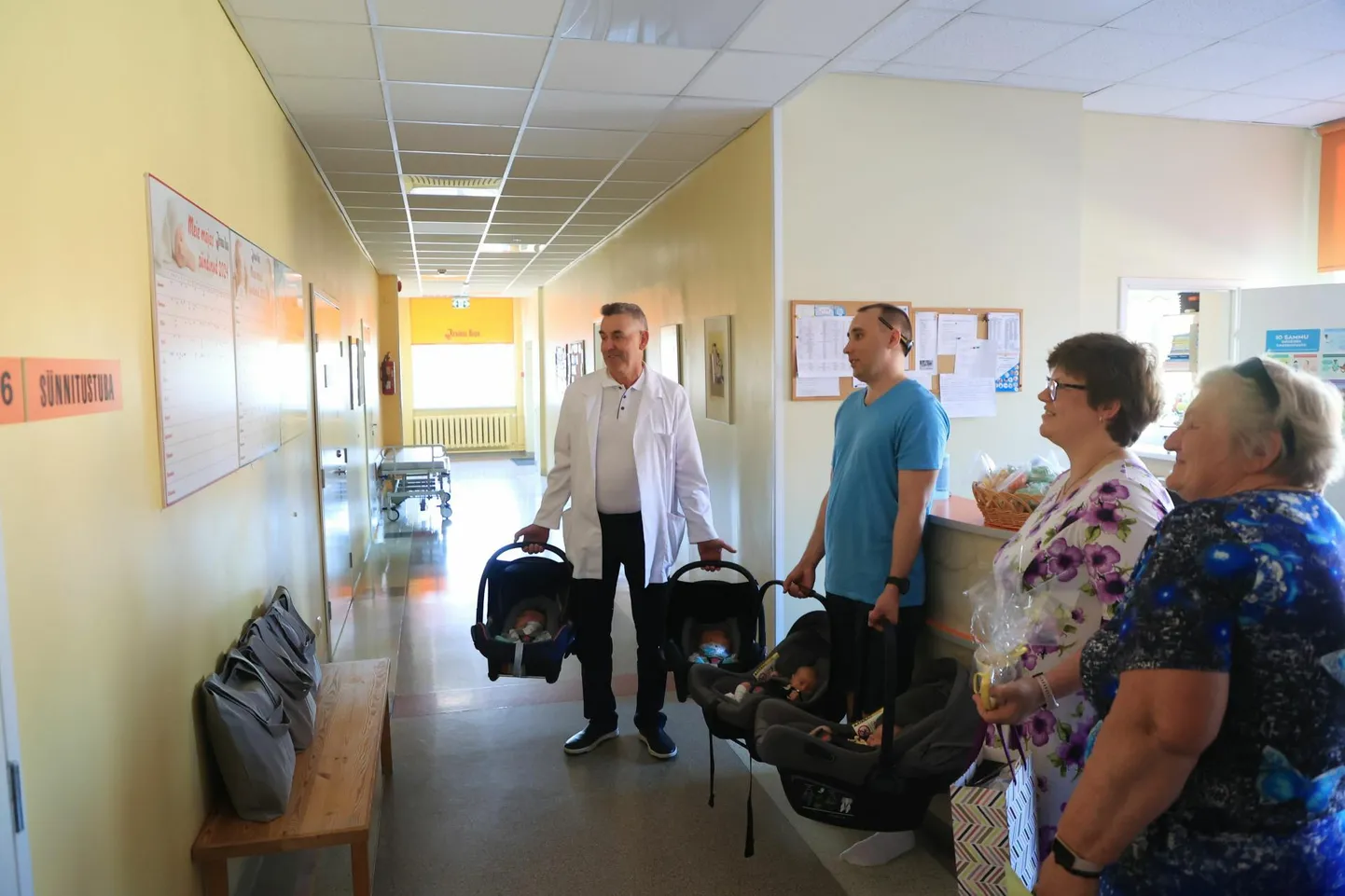 Järvamaa haigla sünnitusosakonna rõõmsaim kuu oli mai, kui sündide tabelisse kanti üle 20 täpi, mille seas olid kolmed kaksikud. Järvamaa haigla peaarsti Külvar Mandi (vasakul) sõnul on iga sünd haiglale oluline ja kõik sünnitajad saavad erilise tähelepanu osaliseks.