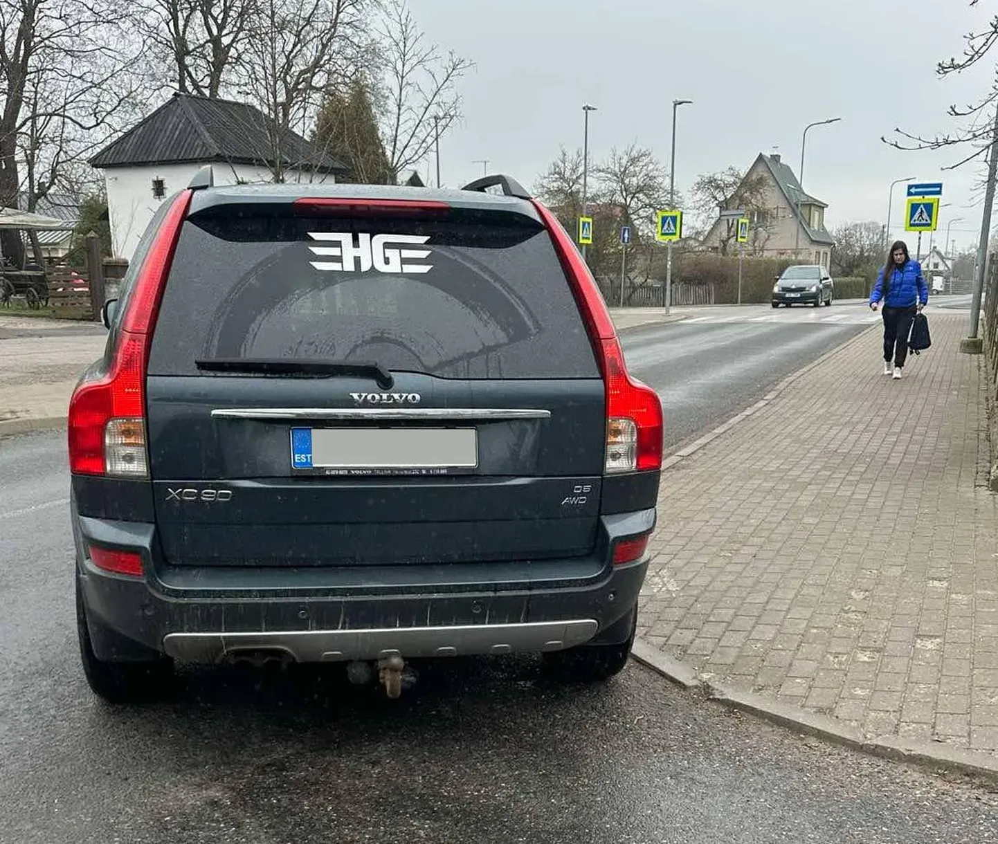 Уехавшая с места аварии машина Volvo.