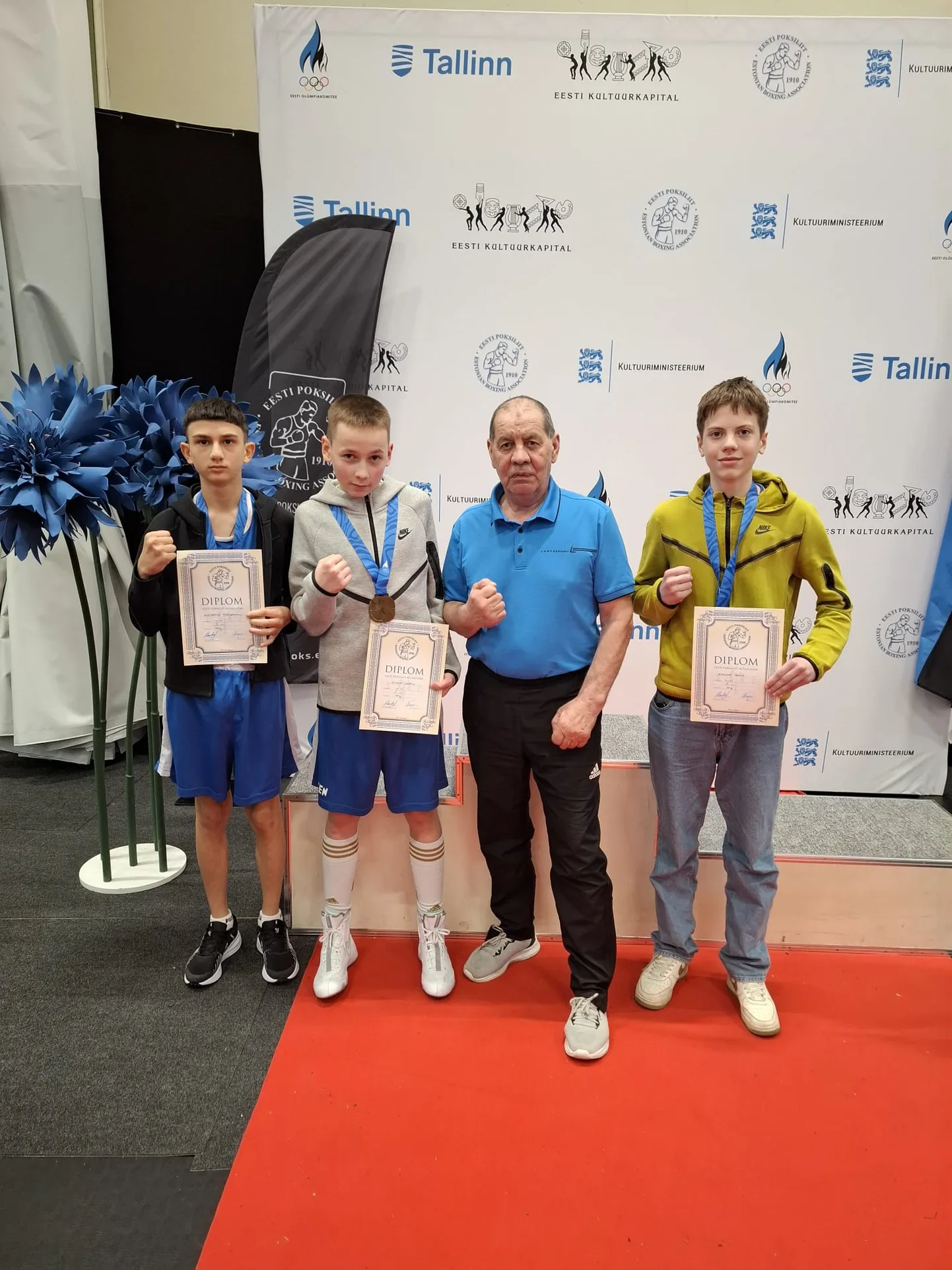 Edukalt võistelnud poksijad Džastin Poljakov (vasakult), Ruslan Kožin, treener Žori Nevetšerja, Edgar Tamp.