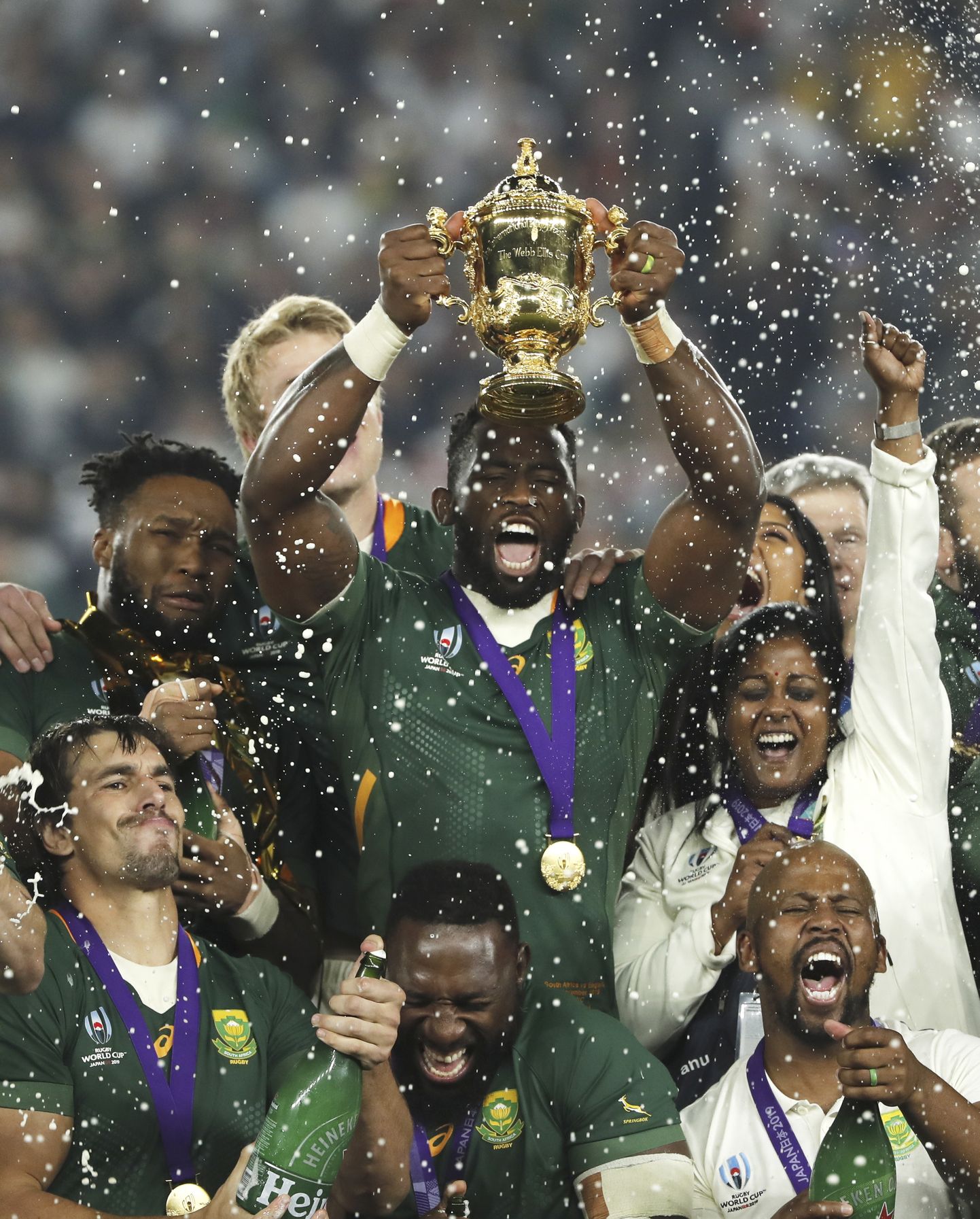 Lõuna-Aafrika Vabariigi mängijad suurt triumfi tähistamas.