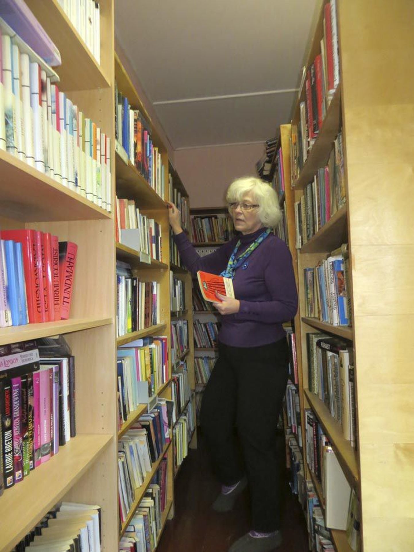 Kahes väikeses toas sisse seatud raamatukogus on ruumi napilt, aga raamatukoguhoidja Marika Hein teab täpselt, kus mingi raamat asub.