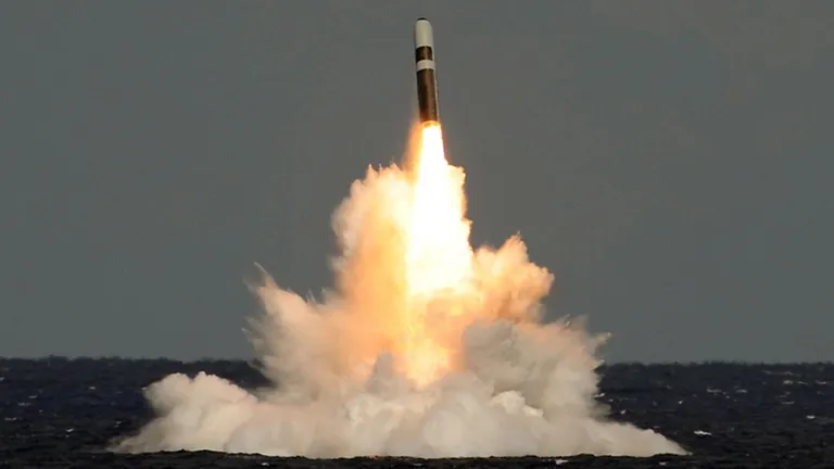 Пуск баллистической ракеты Trident II с подводной лодки HMS Vigilant типа Vanguard.