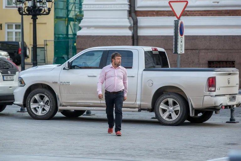 Riigikogu liige Tanel Talve ja tema liisitud Dodge Ram 1500. Foto: