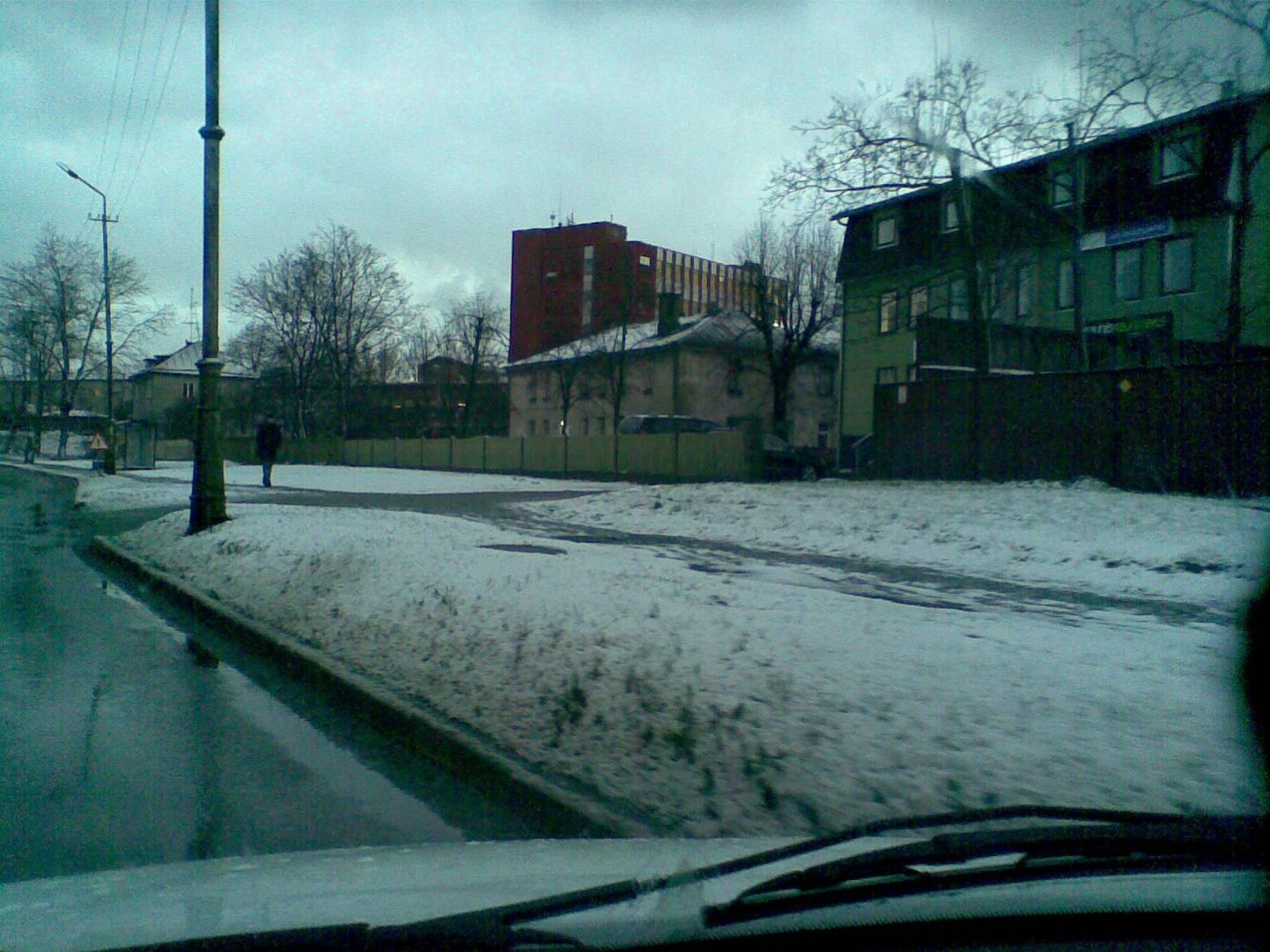 Postimees.ee lugeja pilt teeäärsest lumevallist Tondil kolmapäeva hommikul.