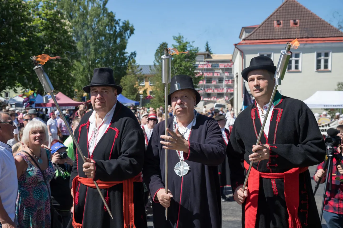 Kuniks uut juhti pole Mulgi kultuuri instituudile valitud, juhib seda Mulgi vallavanem Peeter Rahnel (keskel).