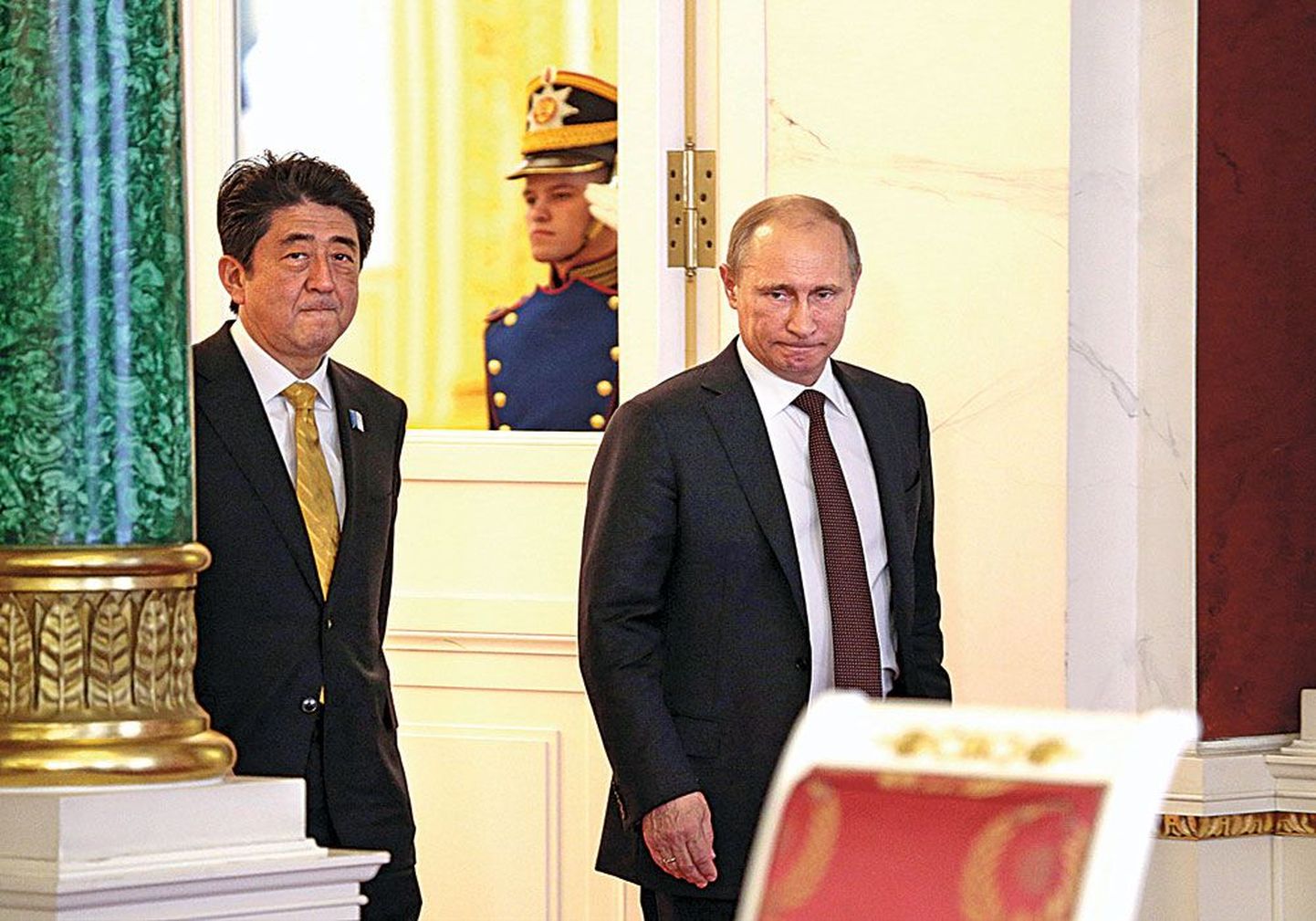 Премьер-министр Японии Синдзо Абэ (слева) и президент РФ Владимир Путин обсудили в апреле проблему Курильских островов.