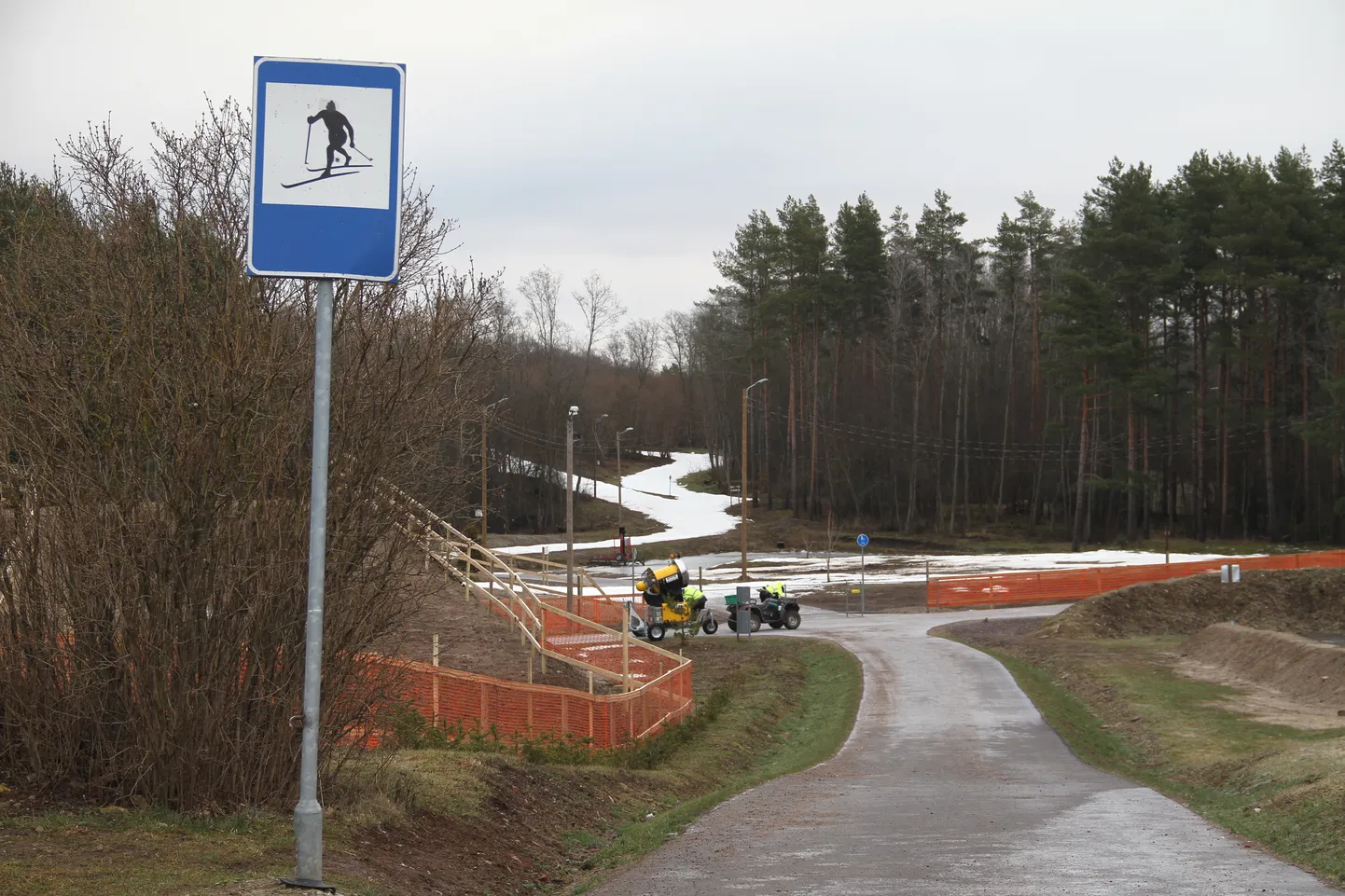 Естественного снега в спортивном центре Äkkeküla в Нарве нет, но трассу из искусственного снега сделать удалось.
