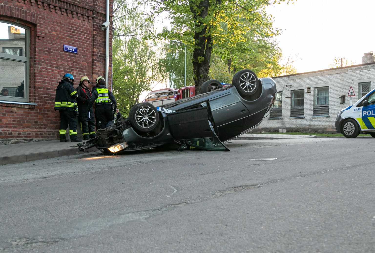 Sündmuspaik Valgas Võru tänaval, kus Audi sõitis teelt välja ning paiskus katusele.