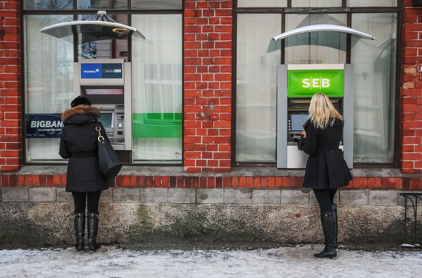 Sularahaautomaadid Pärnus Rüütli tänaval.
