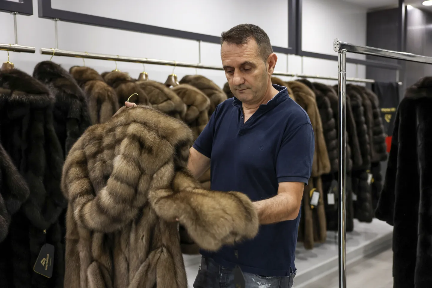 Kreeka köösner Antonis Disios vaatab kasukat oma töökojas Kastorias.