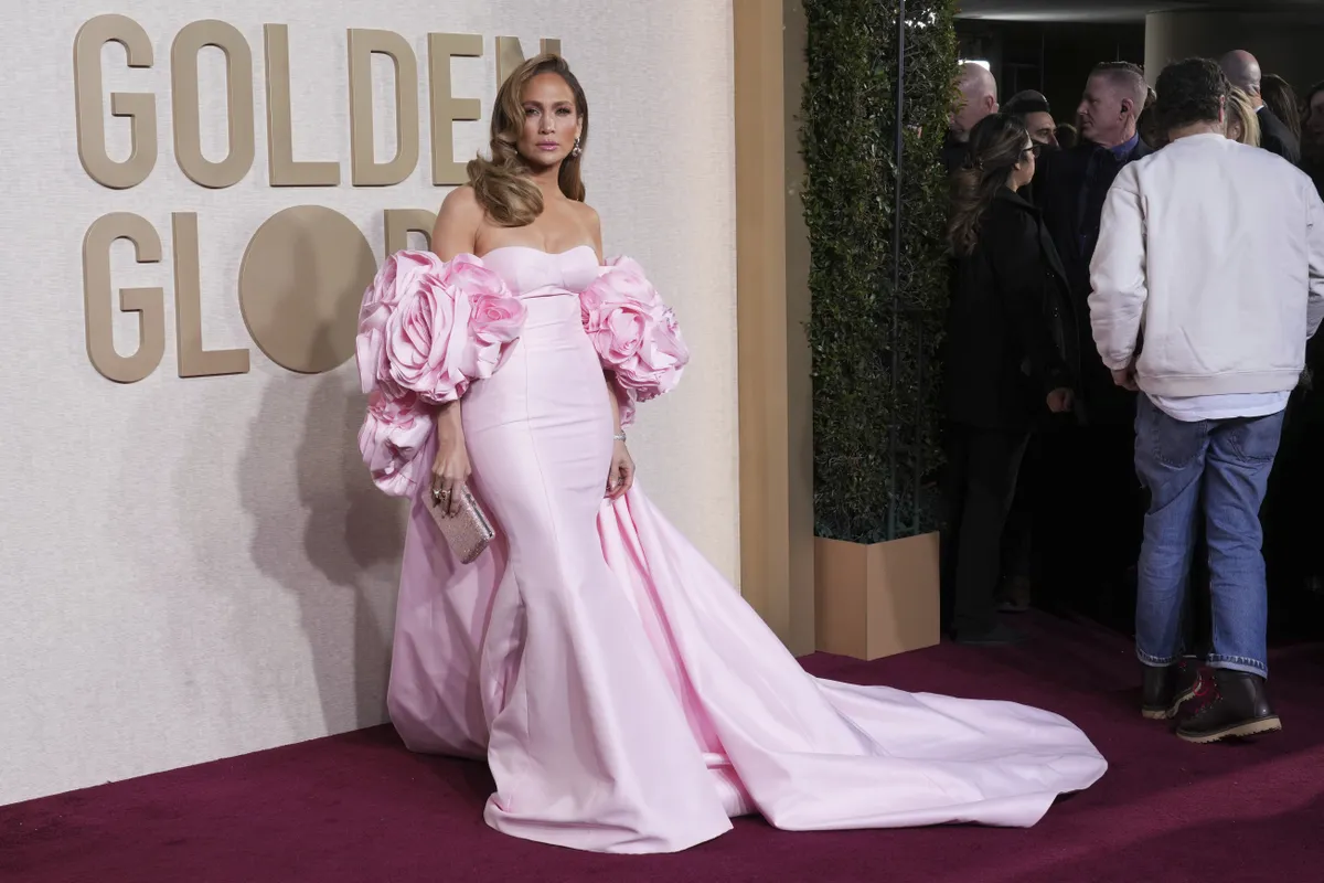 HUBBA-BUBBA: Igavesti nooruslik Jennifer Lopez ei hoidnud ennast tagasi ja põhjusega. Ta nägi vapustav välja nätsuroosas õlgu paljastavas merineitsikleidis, mida ehtisid hiigelsuured roosidega käised ja pikk slepp.