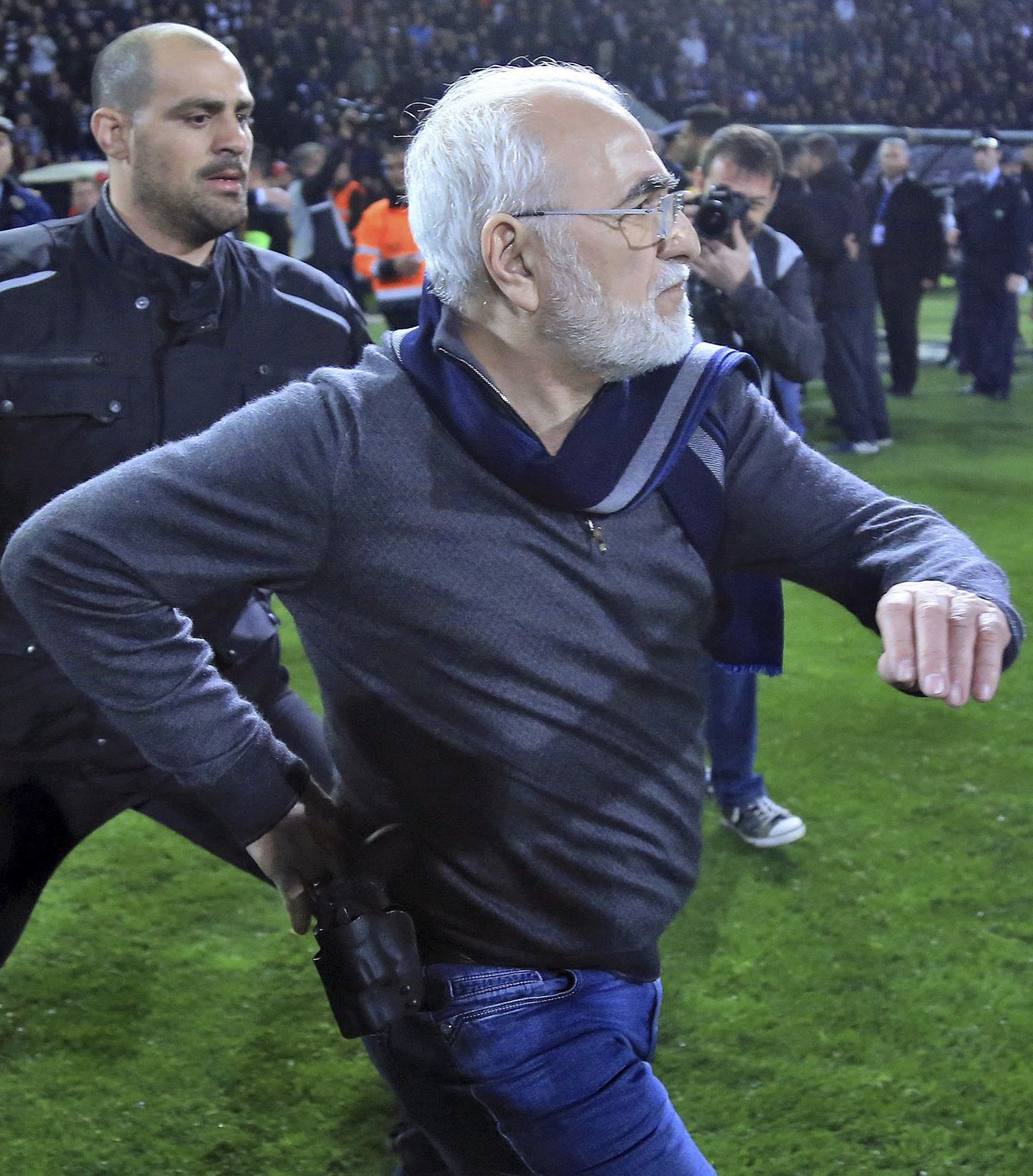 Президент ПАОК Иван Саввиди выбежал на поле стадиона "Тумба" в Салониках с пистолетом