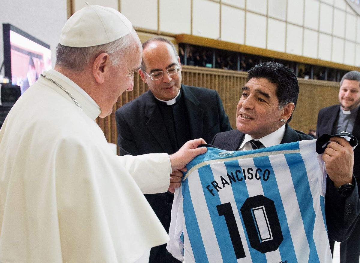 Марадона во время встречи с папой римским Франциском в 2014 году