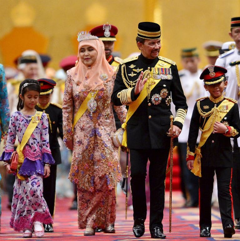 Малайзия бруней. Хассанал Болкиах гарем. Коронация Султана Брунея Болкиах.